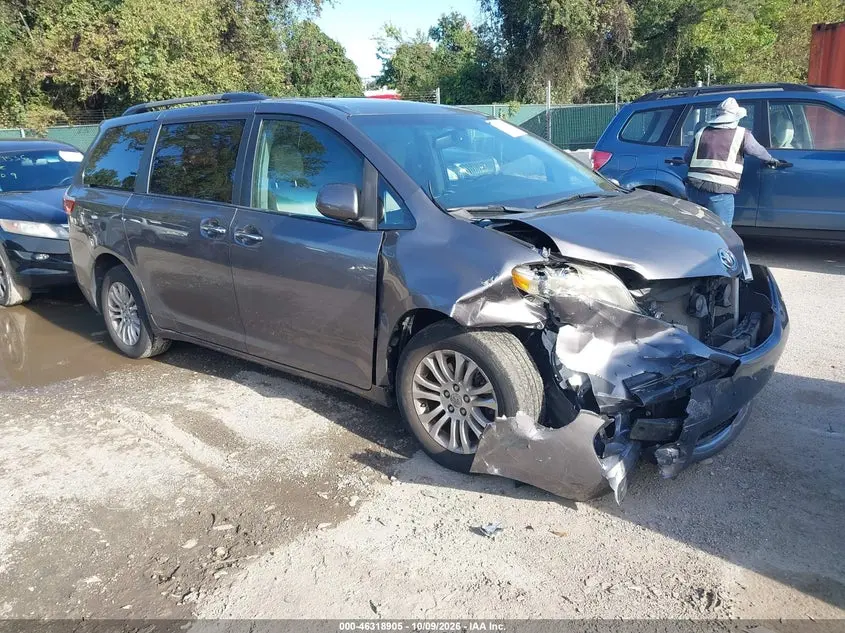 Toyota Sienna Xle Premium 8 Passenger 2015