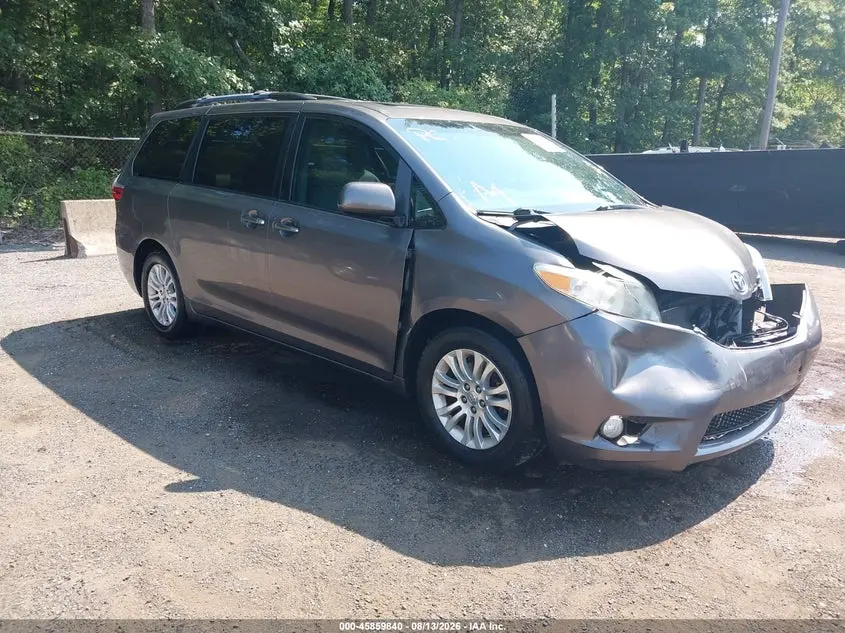 Toyota Sienna Xle 8 Passenger 2015