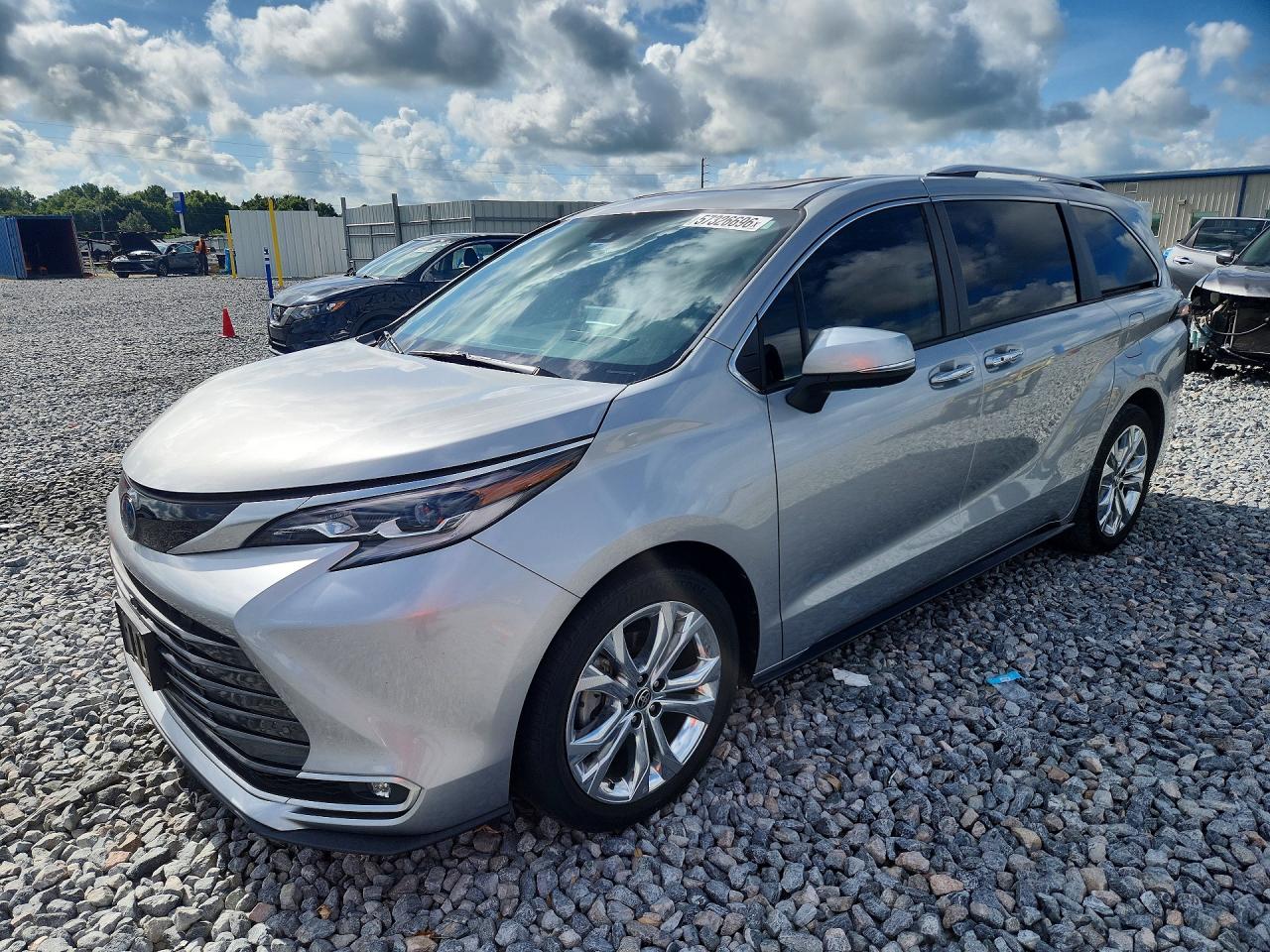 Toyota Sienna Platinum 7-Passenger 2023